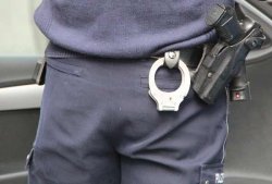 Waffenrecht: die Waffenbesitzkarte Polizist mit Schusswaffe