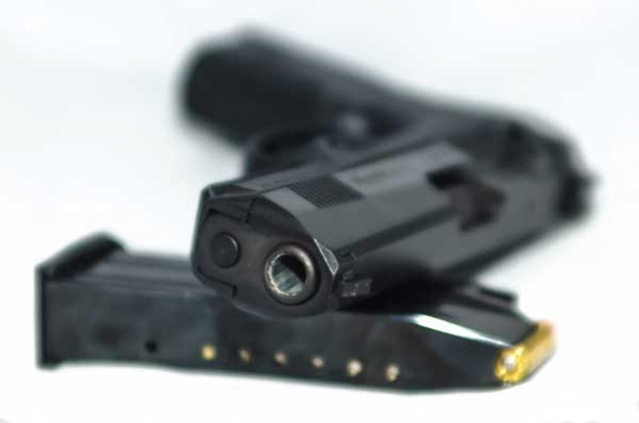 Waffenrecht: die Waffenbesitzkarte Schusswaffe mit Magazin