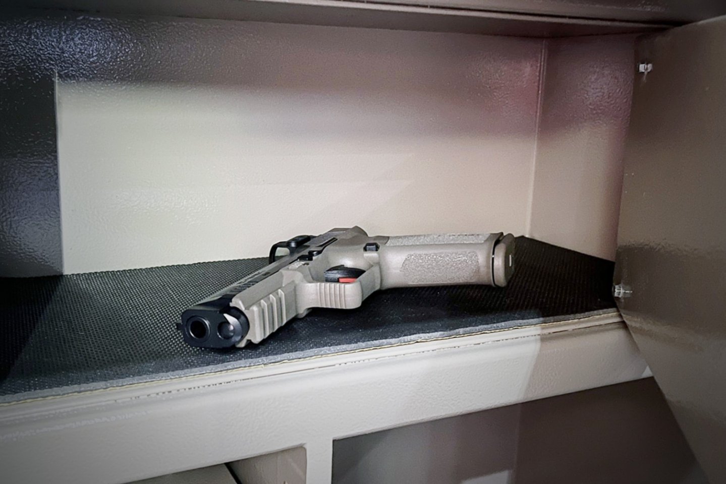 Waffenrecht: In einem Urteil zieht der BayVGH für Bedürfnisprüfung bei Jägern klare Grenzen Pistole in einem Tresor.