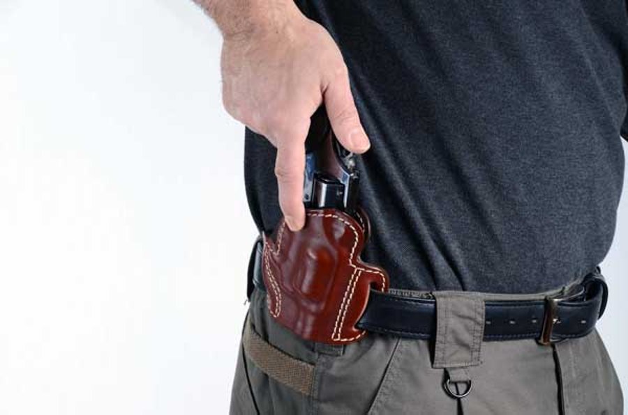 Waffenrecht in Deutschland: der Waffenschein Revolver wird aus Holster gezogen