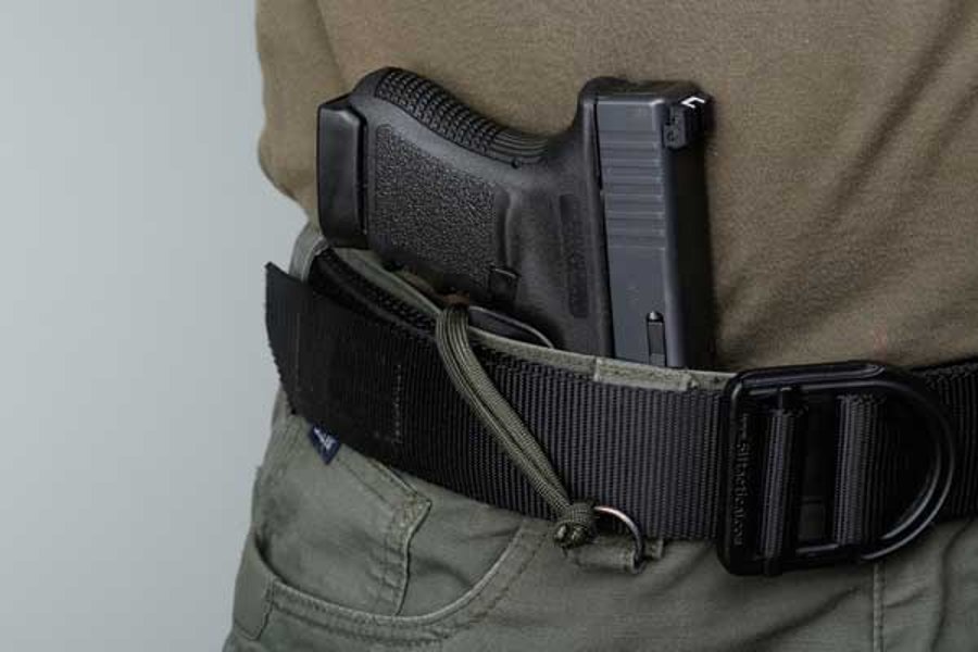 Waffenrecht in Deutschland: der Waffenschein G30S im Innenbundholster.
