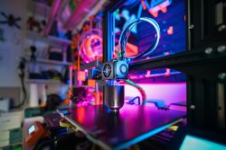 Aktuelles Waffenrecht 2025: Merz kündigt Überprüfung des Waffenrechts an, EU-Rat möchte vor allem verschärfen 3D-Drucker mit bunter RGB-Beleuchtung.