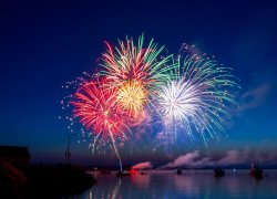 Buntes Feuerwerk über dem Meer.