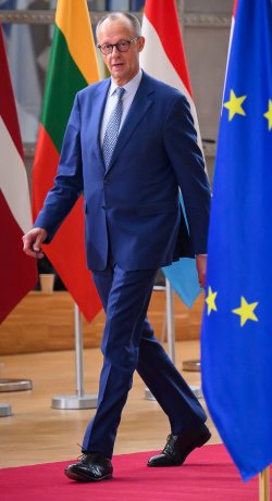 Bundeskanzler Friedrich Merz geht auf dem roten Teppich.