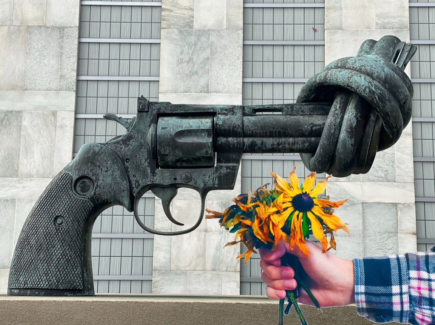 Waffenrecht: Bündnisgrüne Verbotsfantasien − Entwurf zum Grundsatzprogramm Verknoteter Revolver mit verwelkter Sonnenblume.