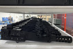 Besuch bei Canik: Einblick in die Geschichte, Entwicklung und Fertigung des erfolgreichen Waffenherstellers, festgehalten im Text und im Video Blick auf fast fertige, aber noch rohrlose, Canik M2 QCB-Maschinengewehre.