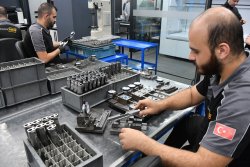 Besuch bei Canik: Einblick in die Geschichte, Entwicklung und Fertigung des erfolgreichen Waffenherstellers, festgehalten im Text und im Video Bei Canik kommen auch noch Messlehren und Uhren sowie die Schieblehre fürs Kontrollieren der Teile zum Einsatz.