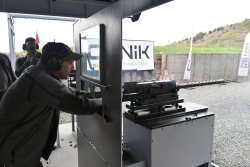 Besuch bei Canik: Einblick in die Geschichte, Entwicklung und Fertigung des erfolgreichen Waffenherstellers, festgehalten im Text und im Video All4shooters-Autor und -Kameramann Franco Palamaro schießt mit dem für Helikopter angedachten Canik M2 QCB.