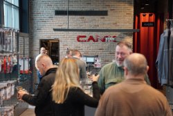 Besuch bei Canik: Einblick in die Geschichte, Entwicklung und Fertigung des erfolgreichen Waffenherstellers, festgehalten im Text und im Video MeCanik-Zubehör und -Bekleidung gibt's im Canik Store in Samsun noch reichlich.
