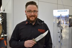 BÖKER "Bowie": Messer für Sammler Mann hält eines der Böker Magnum-Messer in der Hand auf dem Messestand