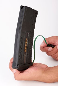 FAB Defense Magazin FAB Defense Magazin wird auf Hand präsentiert.