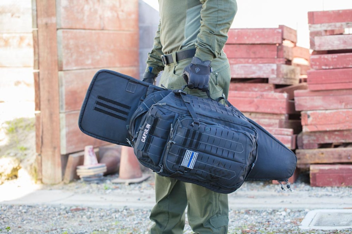 First Tactical: spezielle Ausrüstung für Sicherheitskräfte Spezielle Ausrüstung für Sicherheitskräfte von First Tactical: taktische Uhr, Einsatzhandschuhe, Gewehr-Futteral und Rucksack für den professionellen Einsatz