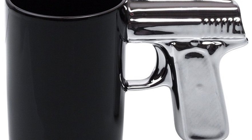 Tasse mit Pistolengriff in schwarz/silber.