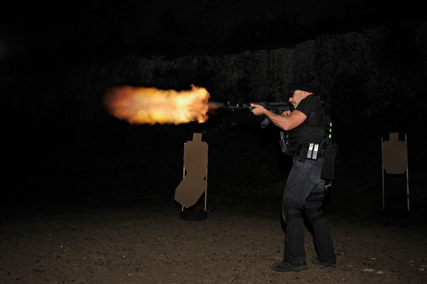 Mündungsfeuer bei Nacht