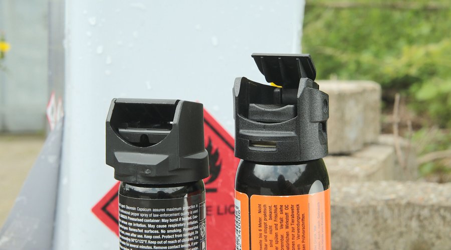 Pfefferspraydosen von Umarex und Def-Tec mit Flip-Top-Federdeckelsicherung