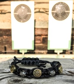 Real Bullet Schmuckdesign aus Patronen Ein Armband mit eingearbeiteten Patronenhülsen