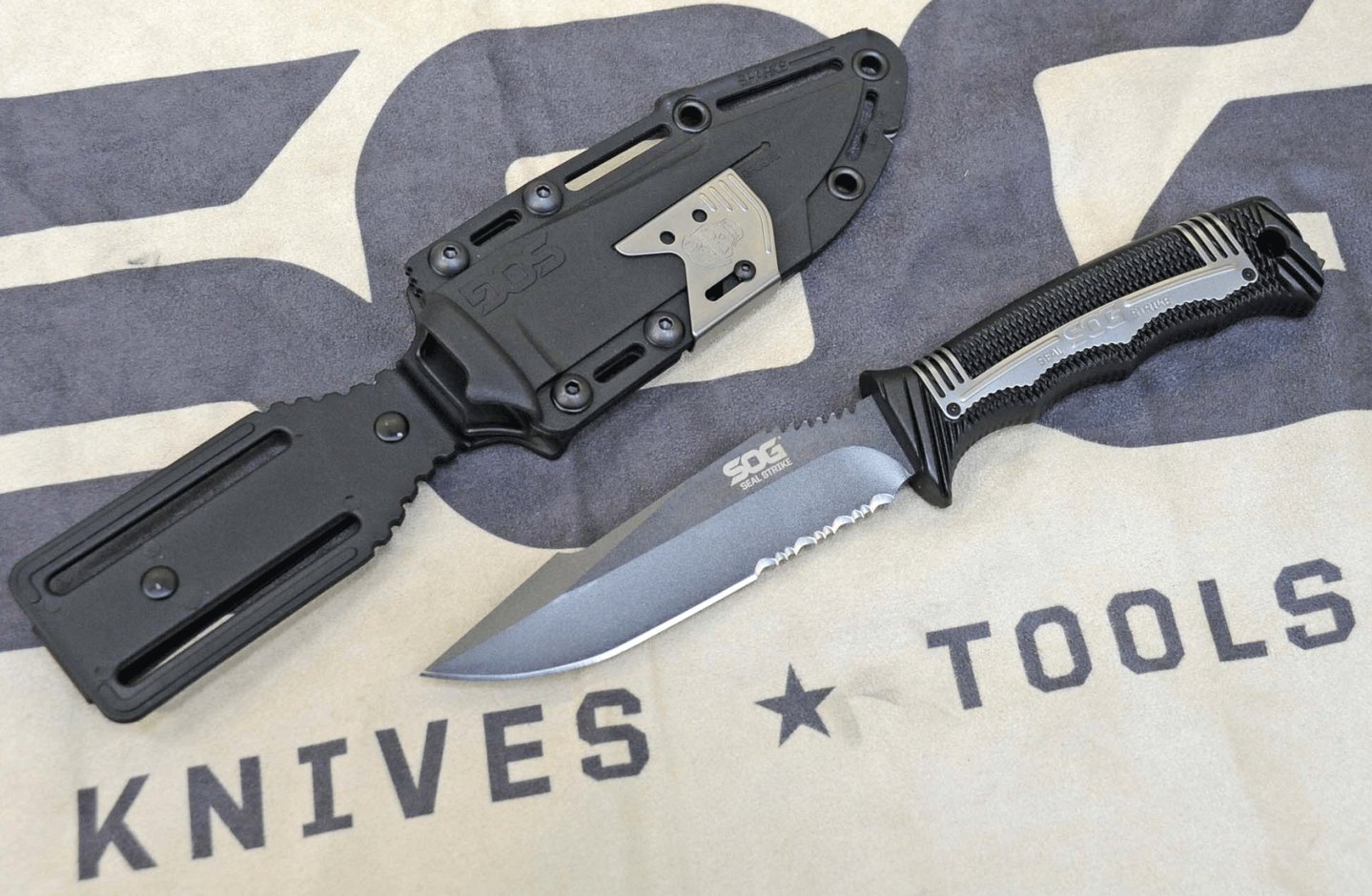 SOG SEAL Strike: Messer mit feststehender Klinge SOG SEAL Strike: Messer mit feststehender Klinge