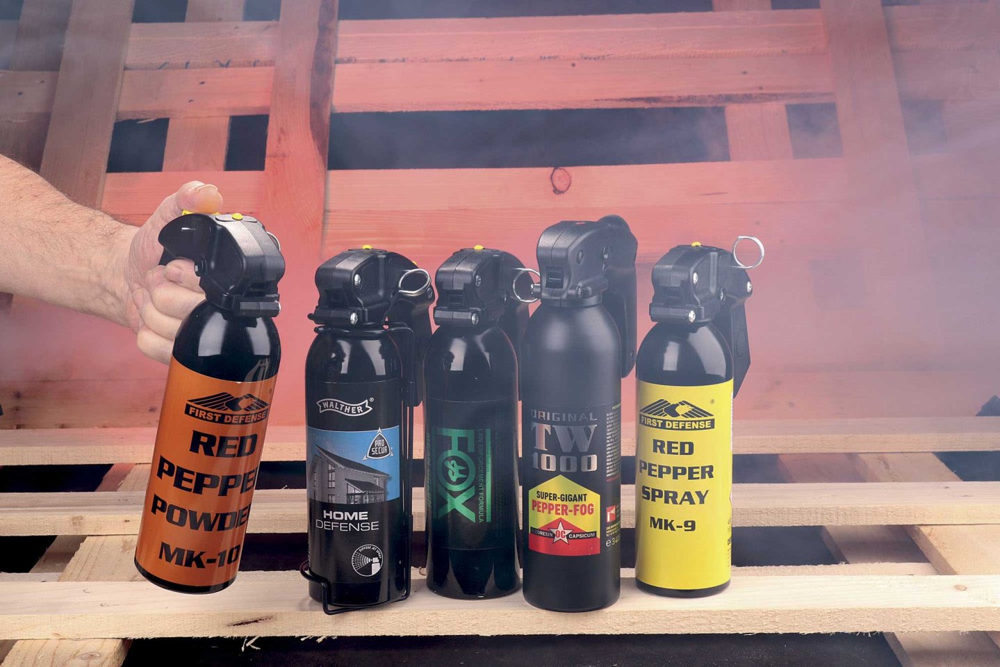 Die Pfeffersprays aus unserem Test (v.l.) First Defense MK-10, Walther Pro Secur Home Defense, Fox Mean Green, TW1000 Super Gigant Pepper Fog und First Defense MK-9. Die Pfeffersprays aus unserem Test (v.l.) First Defense MK-10, Walther Pro Secur Home Defense, Fox Mean Green, TW1000 Super Gigant Pepper Fog und First Defense MK-9.