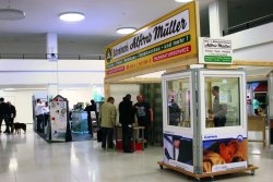 Heimsicherung: Wie überwache ich mein Heim und was, wenn dennoch ein Einbruch stattfindet? Stand einer Firma mit sicheren Fenstern auf einer Messe.