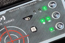 Zuhause Trainieren in 2021: Das Laser Ammo Trockentrainingssystem – modular, sicher und skalierbar Die LED-Anzeige mit verschiedenen Farben.