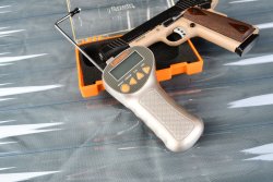 Vorgestellt: 2 Abzugswaagen von Lyman und Wheeler Trigger Gauge von Lyman neben Pistole 1911.