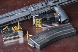 AR-15 .22lfB-Wechselsysteme von CMMG bei Brownells Kaliber .22llr High-Velocity-Randfeuermunition von RWS und "Adapter"-Magazin für die umgerüstete AR-15 Selbstladebüchse