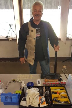 ARTAX alles für Vorderlader-Schützen und Wiederlader George Grella mit Vorderlader auf dem Schießstand