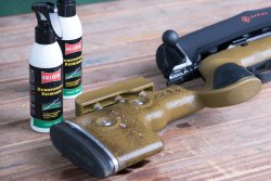 Test: BALLISTOL Kunststoffreiniger − Bekommen wir auch eine helle Waffe sauber? Ballistol Kunststoffreiniger wirkt auf einem hellen Schaft ein.