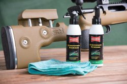 Test: BALLISTOL Kunststoffreiniger − Bekommen wir auch eine helle Waffe sauber? Sauberer Kunststoffschaft nach der Reinigung mit Ballistol.