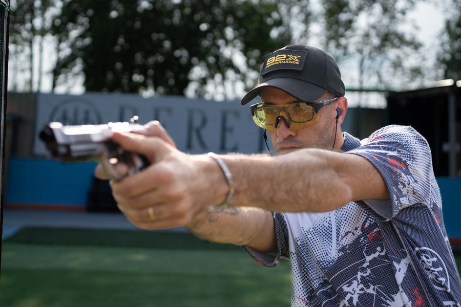 Beretta Competition 2024: Die neue Kollektion mit innovativer Funktionsbekleidung für alle dynamischen und bewegungsintensiven Schießsportarten Schütze mit dem Poloshirt Beretta Rush Trident auf der Range.