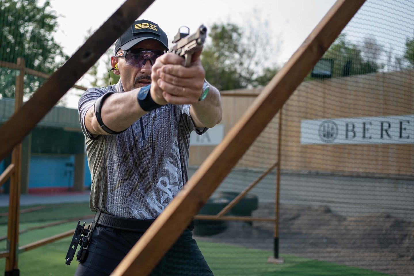 Beretta Competition 2024: Die neue Kollektion mit innovativer Funktionsbekleidung für alle dynamischen und bewegungsintensiven Schießsportarten IPSC-Schütze mit dem neuen Poloshirt Beretta Rush Scratch.