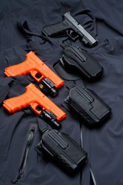 Blackhawk! OMNIVORE: Das Holster für nahezu jede Pistole! Blackhawk! OMNIVORE-Holster für Pistolen mit und ohne Waffenleuchte
