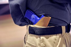 IWB Pistolenholster Blackhawk! TecGrip IWB Holster steckt im Hosenbund.