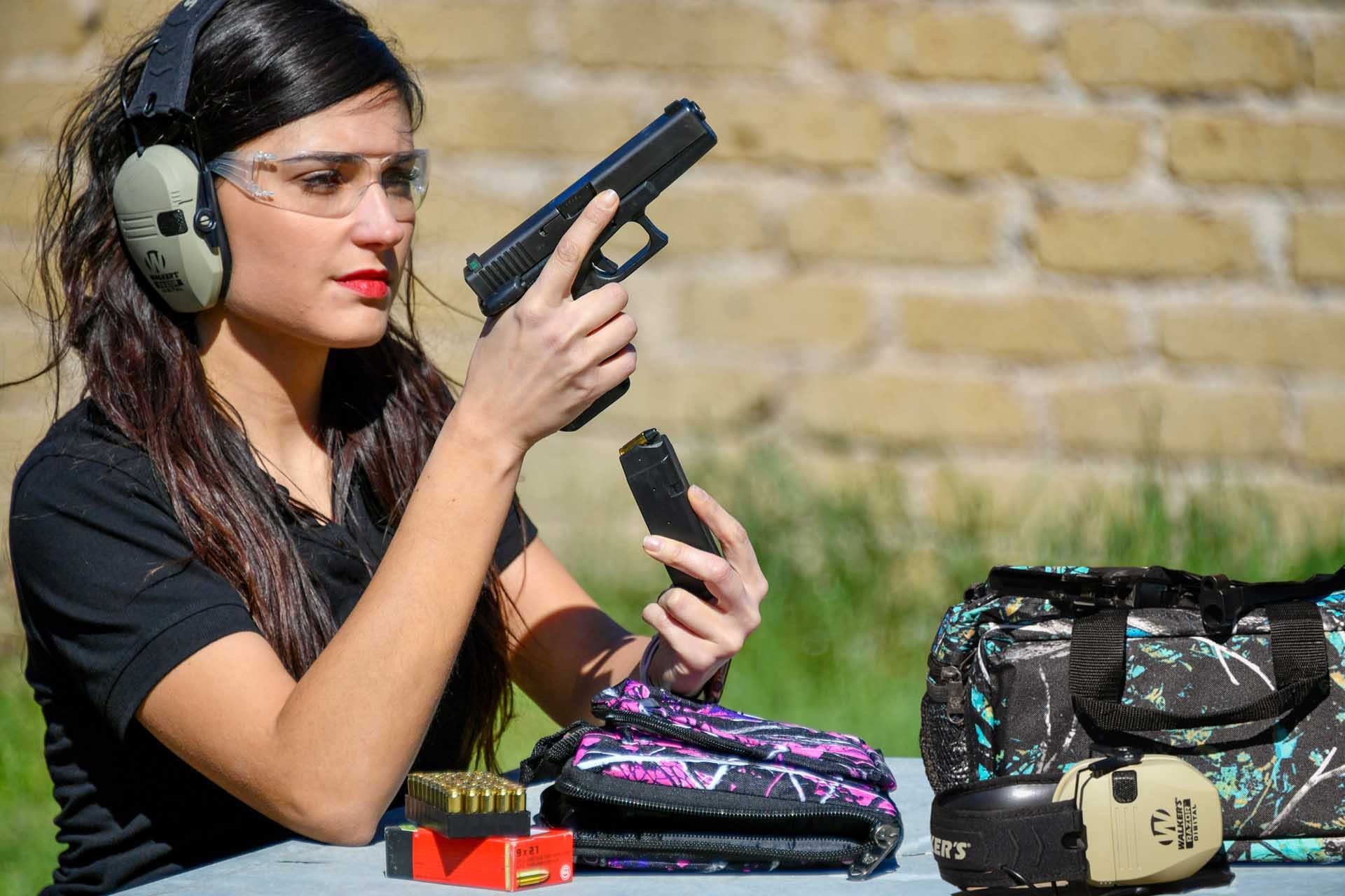 ferkinghoff: Gewehrfutterale, Waffentaschen und Holster speziell für Frauen: Bulldog Cases in Muddy Girl Camo bei Waffen Ferkinghoff