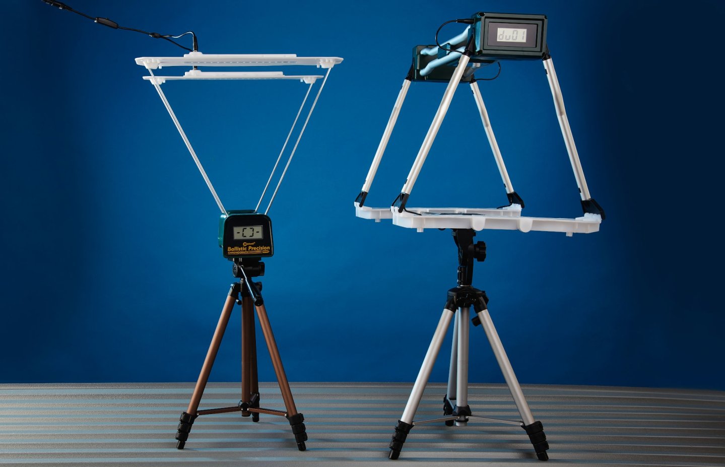 Geschwindigkeitsmessgeräte von Caldwell im Test - Was können die Chronographen auf dem Schießstand? Caldwell Ballistic Precision Chronograph Premium Kit (links) und Caldwell Ballistic Precision G2 Chronograph.