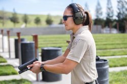 First Tactical: spezielle Ausrüstung für Sicherheitskräfte Schütze auf Schießstand mit taktischer Bekleidung von First Tactical