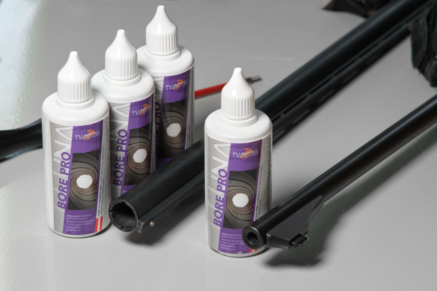 Fluna Tec Bore Pro: Der Hochleistungs-Laufreiniger – Vorstellung und Anwendung Fluna Tec Laufreiniger Bore Pro mit einem Flinte- sowie einem Büchsenlauf.