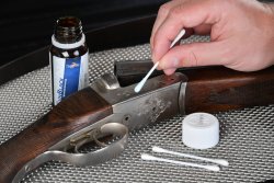 Fluna Tec Gun Black wird mit Wattestäbchen auf eine Flinte aufgetragen