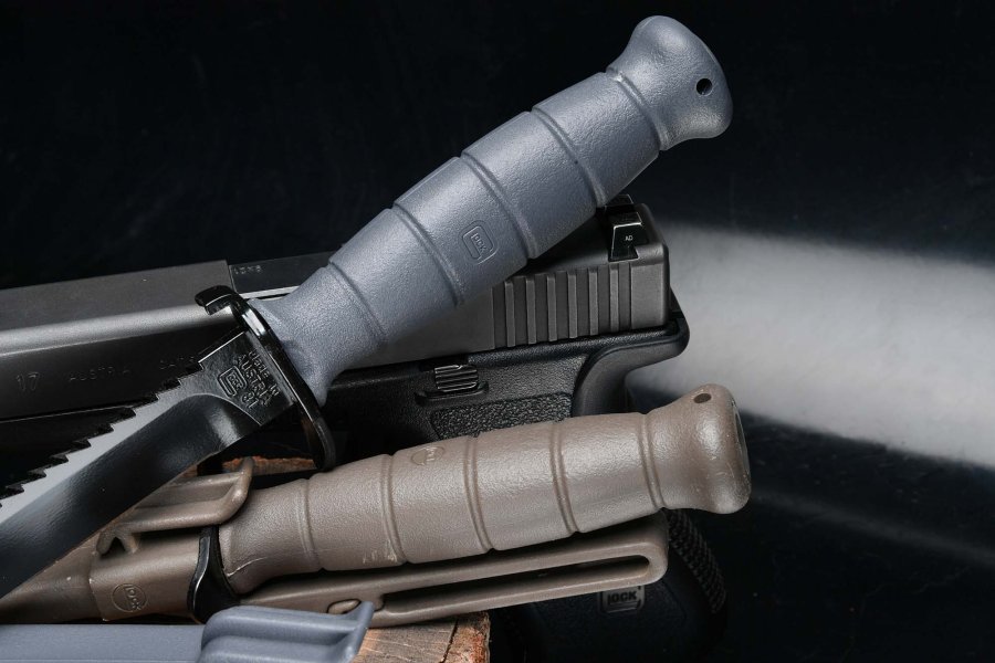 GLOCK Feldmesser: das legendäre Militärmesser des Pistolenherstellers Die Griffe der GLOCK Feldmesser Modell FM78 und FM81 im direkten Vergleich.