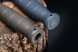 GLOCK Feldmesser: das legendäre Militärmesser des Pistolenherstellers Der Knauf des GLOCK Militärmessers verbirgt den Bajonettanschluss für das Sturmgewehr Steyr AUG unter einem einfachen Deckel.