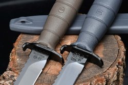GLOCK Feldmesser: das legendäre Militärmesser des Pistolenherstellers Das 40 Jahre alte GLOCK Feldmesser FM78 liegt neben dem neuen Modell FM81 des Militärmessers.