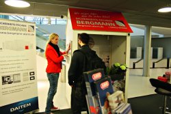 Heimsicherung: Wie schütze ich Grundstück, Haus und Wohnung vor ungebetenen Gästen? Beratung an einem Messestand bei der Einbruchsschutzmesse in Koblenz