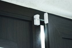 Heimsicherung: Wie schütze ich Grundstück, Haus und Wohnung vor ungebetenen Gästen? Tür- und Fensteralarm an einer Tür montiert