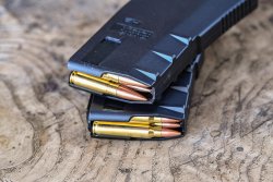 Test: HERA Arms H-Serie – was leisten die AR-15-Magazine im Praxistest? Zwei Magazine der HERA Arms H-Serie, geladen mit .223 Remington- und 300 AAC Blackout-Munition.