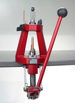 Hornady Lock-N-Load Iron Press mit querstehendem, von vorn A-förmigem Rahmen. A-förmige Rahmen der Hornady Lock-N-Load Iron Press