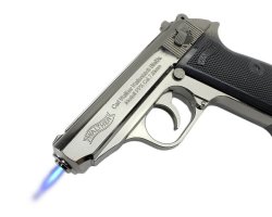 Feuerzeug in Walther PPK Pistolendesign. Feuerzeug in Walther PPK Pistolendesign.
