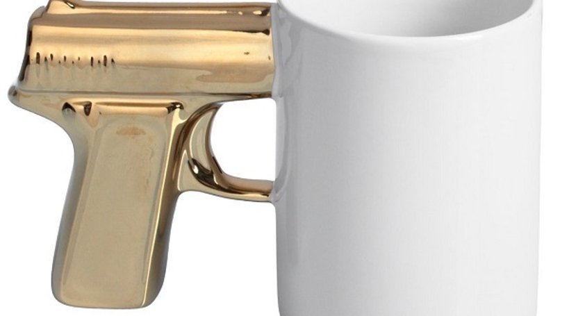 Tasse mit Pistolengriff in weiß/gold.