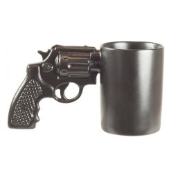 Tasse mit Revolver-Griff. Tasse mit Revolver-Griff.