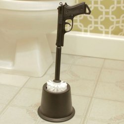 Toilettenbürste in Pistolenoptik. Toilettenbürste in Pistolenoptik in Schwarz.
