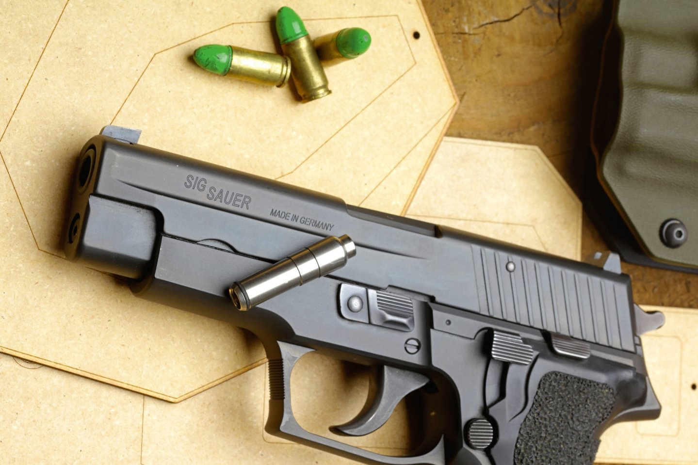 Test: Laser Ammo SureStrike 9-mm-Patrone für das Trockentraining Hinteransicht der Laser Ammo SureStrike auf einer SIG Sauer P226